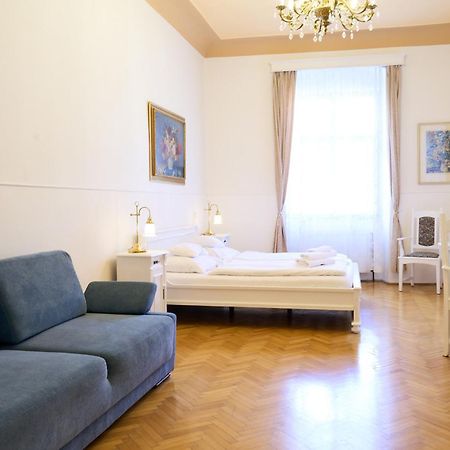 Hotel U Zlateho Jelena Prague Exterior photo
