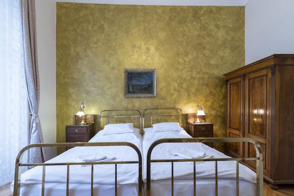 Hotel U Zlateho Jelena Prague Exterior photo