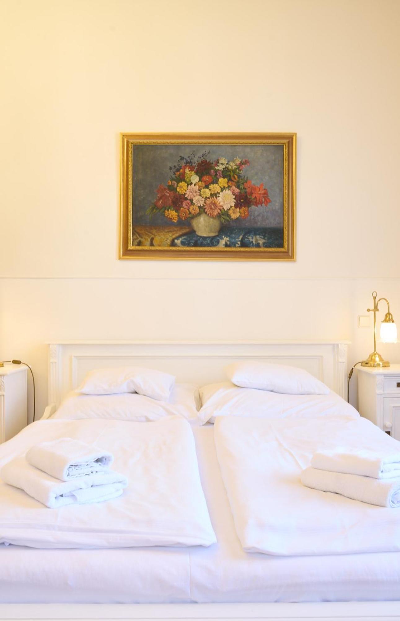 Hotel U Zlateho Jelena Prague Exterior photo