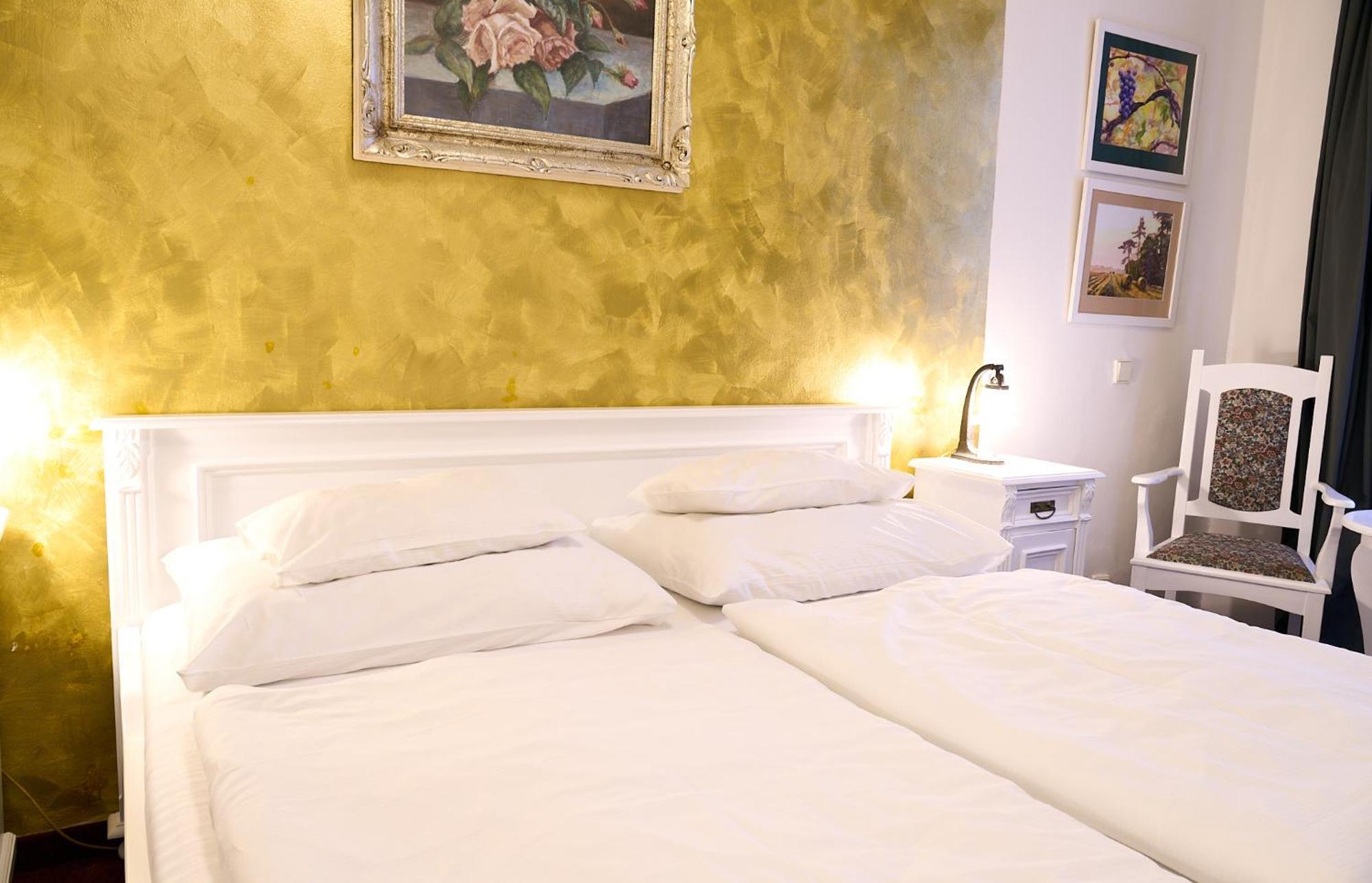 Hotel U Zlateho Jelena Prague Exterior photo