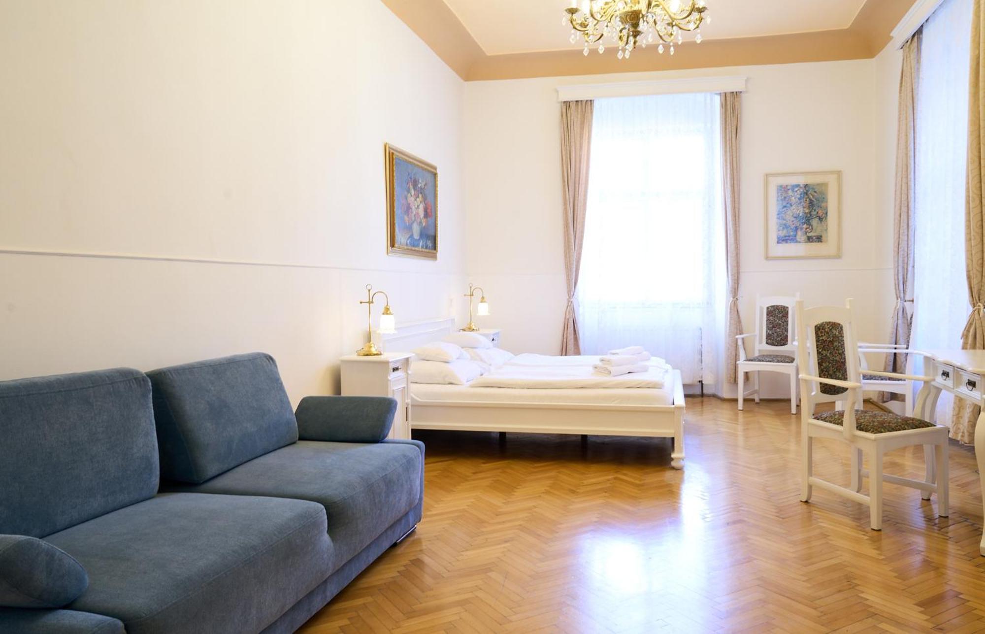 Hotel U Zlateho Jelena Prague Exterior photo