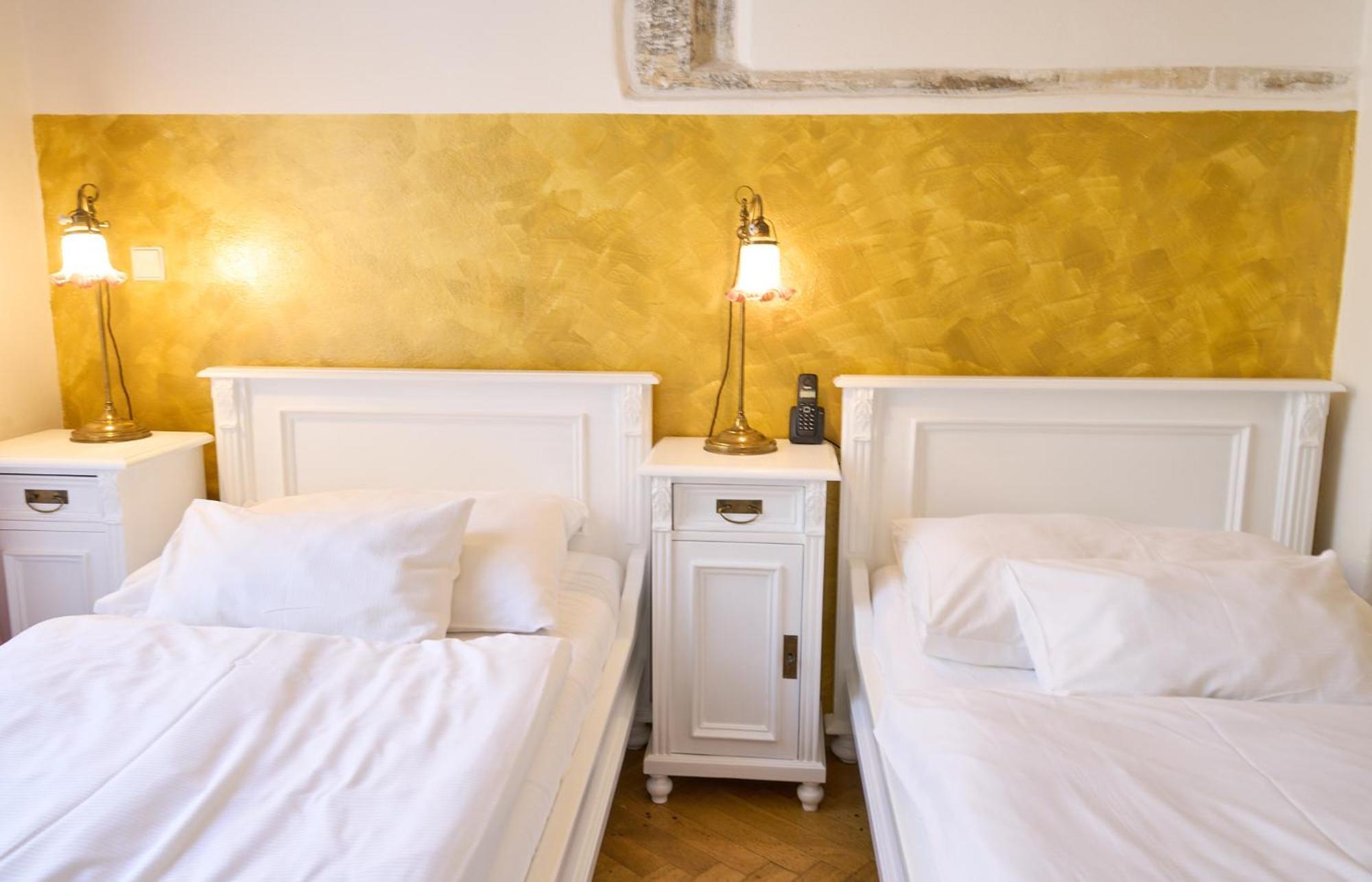 Hotel U Zlateho Jelena Prague Exterior photo