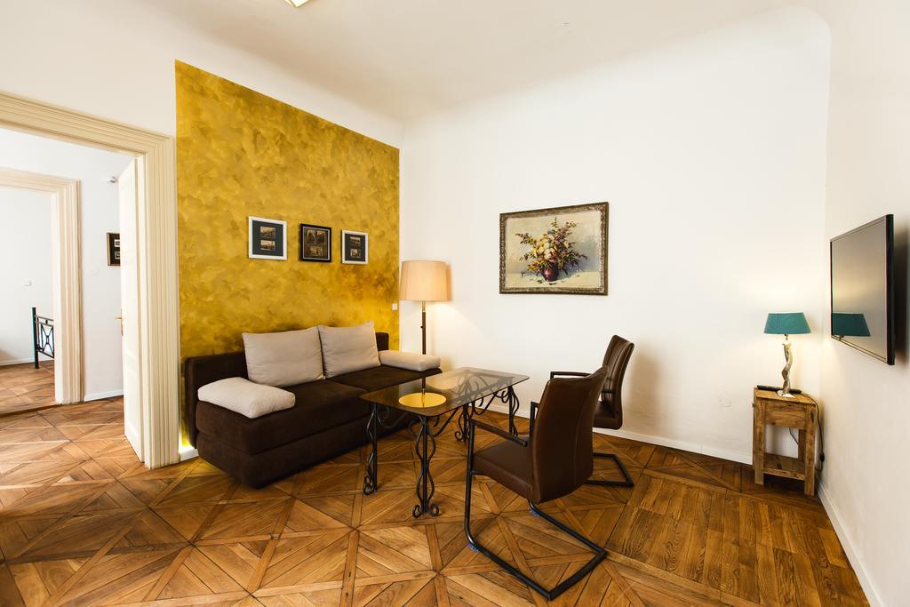 Hotel U Zlateho Jelena Prague Exterior photo