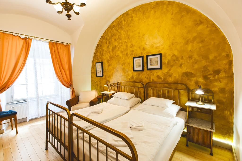 Hotel U Zlateho Jelena Prague Exterior photo