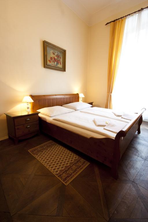 Hotel U Zlateho Jelena Prague Room photo