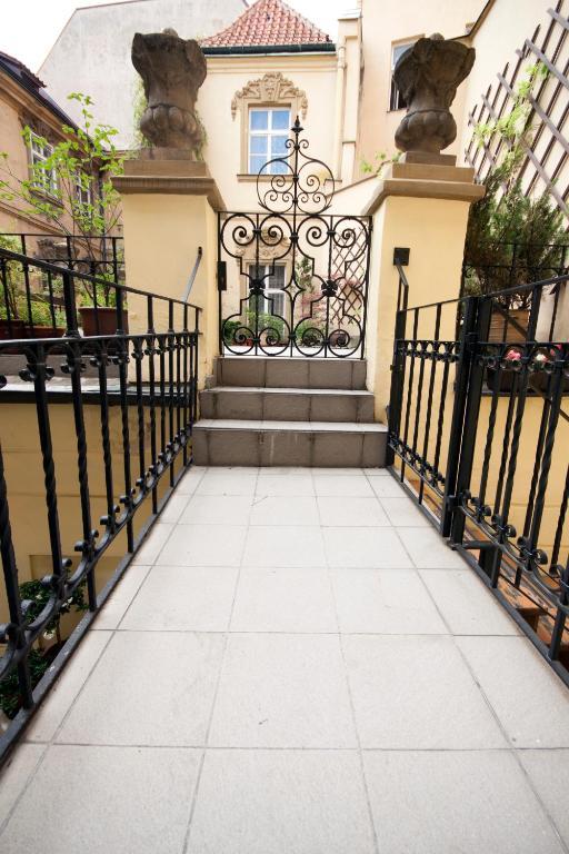 Hotel U Zlateho Jelena Prague Exterior photo