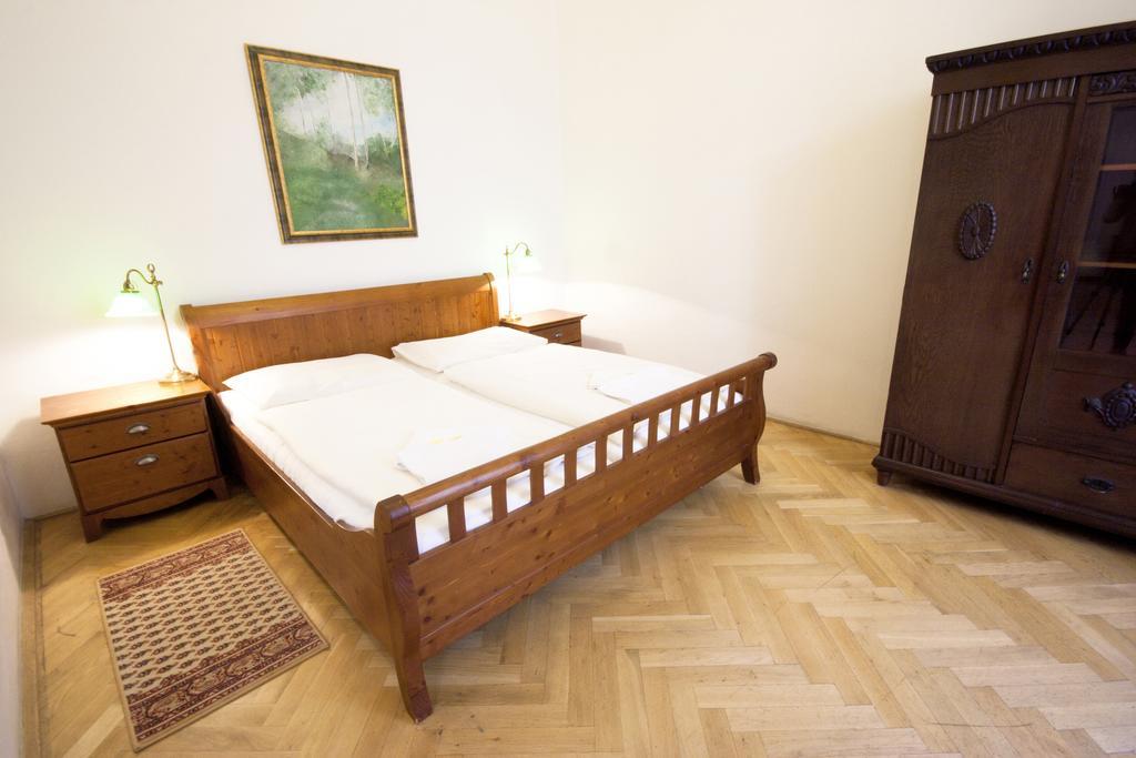 Hotel U Zlateho Jelena Prague Room photo